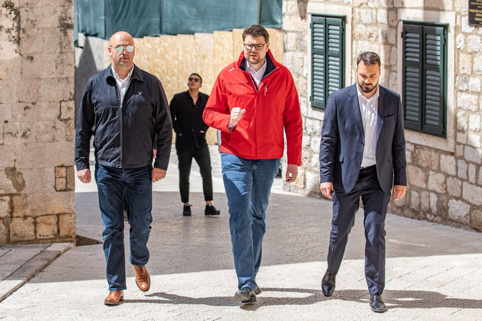 24.04.2021., Trg oruzja, Dubrovnik - Predsjednik SDP-a Pedja Grbin odrzao je u subotu konferenciju za medije na Trgu oruzja. U njegovom drustvu bili su i SDP-ov kandidat za dubrovackog gradonacelnika Ivan Tropan, kao i kandidat za zupana Dubrovacko-neretvanske zupanije Roko Tolic. Grabin je naglasio kako je njegov kolega Jadran Barača pokazao kako se odgovoran političar ponaša.
Photo: Grgo Jelavic/PIXSELL
