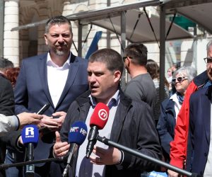 24.04.2021., Rijeka - Josip Ostrogovic HDZ-ov kandidat HDZ-a gradonacelnika Rijeke odrzao je konferenciju na Korzu u drustvu ministara Olega Butkovica i Garija Cappellija, te clanova stranke Josipa Rupcica, Denisa Vukorepe, Josipa Borica, Majde Buric i ostalih.
 Photo: Goran Kovacic/PIXSELL