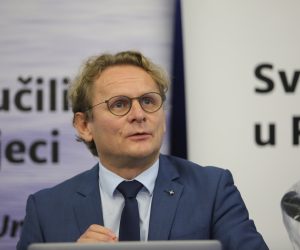 24.09.2020., Rijeka -  Interdisciplinarni znanstveni skup posvecen virusu COVID-19 pod nazivom "Advancement in Virology Research & an Opportunity to Improve International Impact of the University of Rijeka". Na skupu u prostoru Gradjevinskog fakulteta govorili su: Ivan Djikic, Daniel Rukavina, Stipan Jonjic i Snjezana Prijic Samarzija.
Photo:Goran Kovacic/PIXSELL