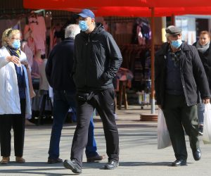 25.03.2021., Karlovac -Zbog naglog skoka zarazenih koronavirusom na podrucju Karlovacke zupanije od danas su uvedene nove stroze epidemioloske mjere. Jedna od njih je i obavezno nosenje maski na otvorenim prostorima na gdje se ocekuje veci protok ljudi, poput trznica i supermarketa bez obzira na fizicki razmak.
Photo: Kristina Stedul Fabac/Pixsell
