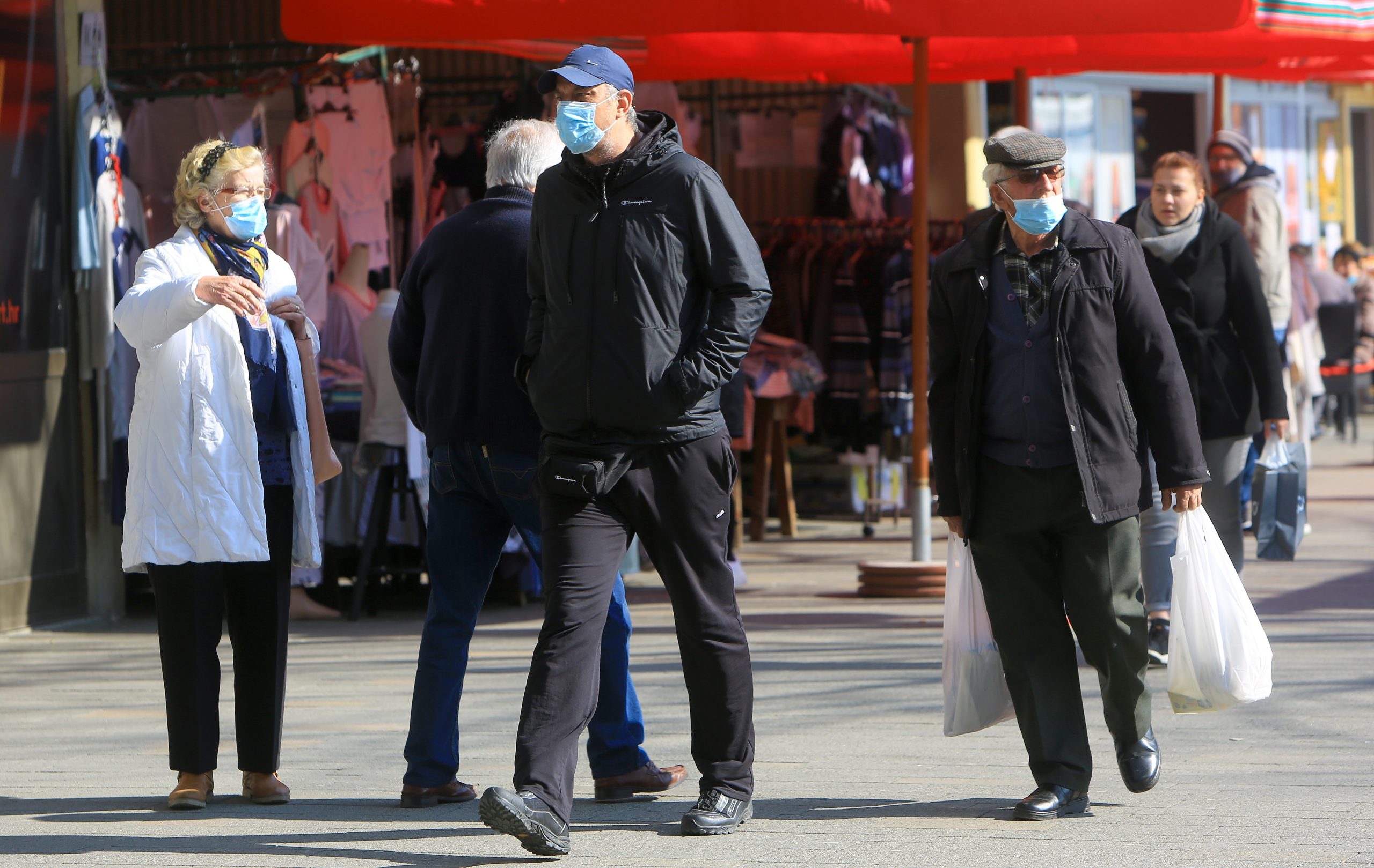 25.03.2021., Karlovac -Zbog naglog skoka zarazenih koronavirusom na podrucju Karlovacke zupanije od danas su uvedene nove stroze epidemioloske mjere. Jedna od njih je i obavezno nosenje maski na otvorenim prostorima na gdje se ocekuje veci protok ljudi, poput trznica i supermarketa bez obzira na fizicki razmak.
Photo: Kristina Stedul Fabac/Pixsell