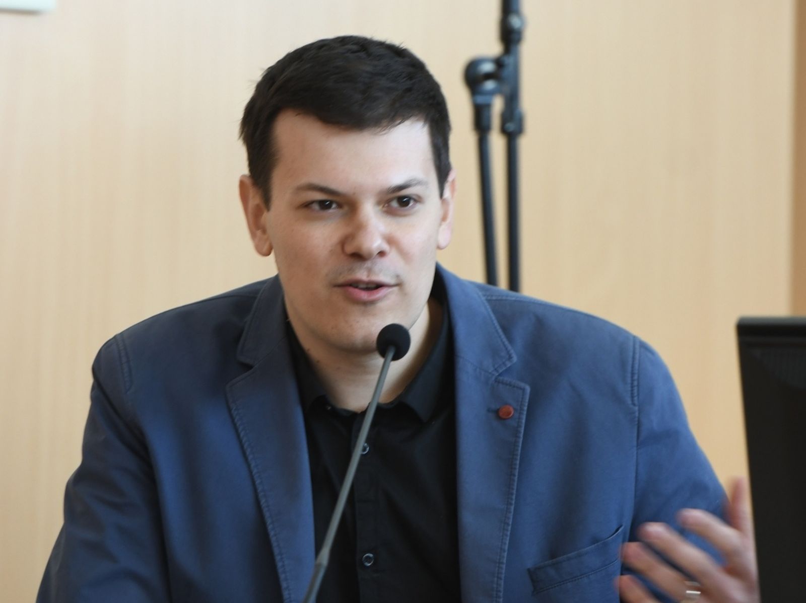 25.03.2021., Sibenik - Opcina Primosten na celu s nacelnikom Stipom Petrinom na tiskovnoj konferenciji predstavila je potpunu transparentnost proracuna u Opcini Primosten koji ce biti od sada vidljiv na internet stranicama. Gost tribine i demonstrator na tiskovnoj bio je Vuk Vukovic.
Photo: Hrvoje Jelavic/PIXSELL
