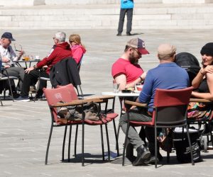 25.04.2021., Pula - Prekrasno, gotovo pred ljetno vrijeme, napunilo je pulske ulice i trgove.Ono sto je svakako razveselilo sve lokalne ugostitelje, bio je i prvi mali turisticki val, koji budi nadu pred nadolazecu sezonu. Najbrojniji su bili gosti iz Slovenije i Austrije, a bilo je ponesto i njemackih turista.
Photo: Sasa Miljevic / PIXSELL