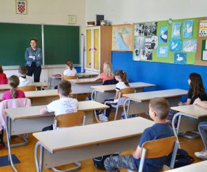 25.05.2020., Solin - Ucenici nizih razreda osnovne skole "Kraljice Jelene" s veseljem su docekali povratak u skolske klupe. Uz posebne uvjete nastavi se odazvao velik broj ucenika. Ucenici drugog rareda u skolskim klupama. Photo: Ivo Cagalj/PIXSELL