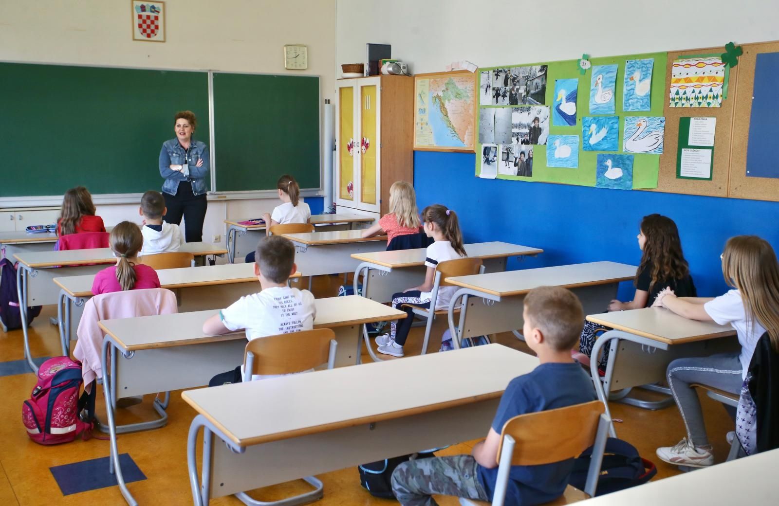 25.05.2020., Solin - Ucenici nizih razreda osnovne skole "Kraljice Jelene" s veseljem su docekali povratak u skolske klupe. Uz posebne uvjete nastavi se odazvao velik broj ucenika. Ucenici drugog rareda u skolskim klupama. Photo: Ivo Cagalj/PIXSELL