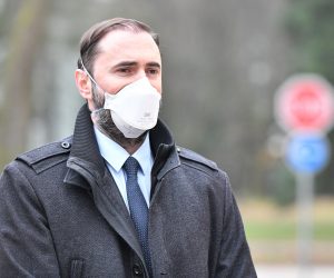 25.11.2020., Varazdin- Predsjednik Hrvatske lijecnicke komore Kresimir Luetic posjetio je Opcu bolnicu Varazdin gdje oboljele od koronavirusa u tranziru smjestaju u satore.
Photo: Vjeran Zganec Rogulja/PIXSELL