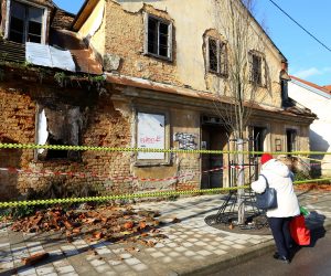26.01.2021., Karlovac -U sredistu Karlovca sve je vise rusevnih objekata opasnih za prolaznike koje su dodatno ostecene nakon potresa. Sa brojnih starih zgrada otpadaju cigle, prijeti opasnost od urusavanja cijelog objekta ili krova pa su ogradene i oznacene kao neupotrebljive.
Photo: Kristina Stedul Fabac/PIXSELL