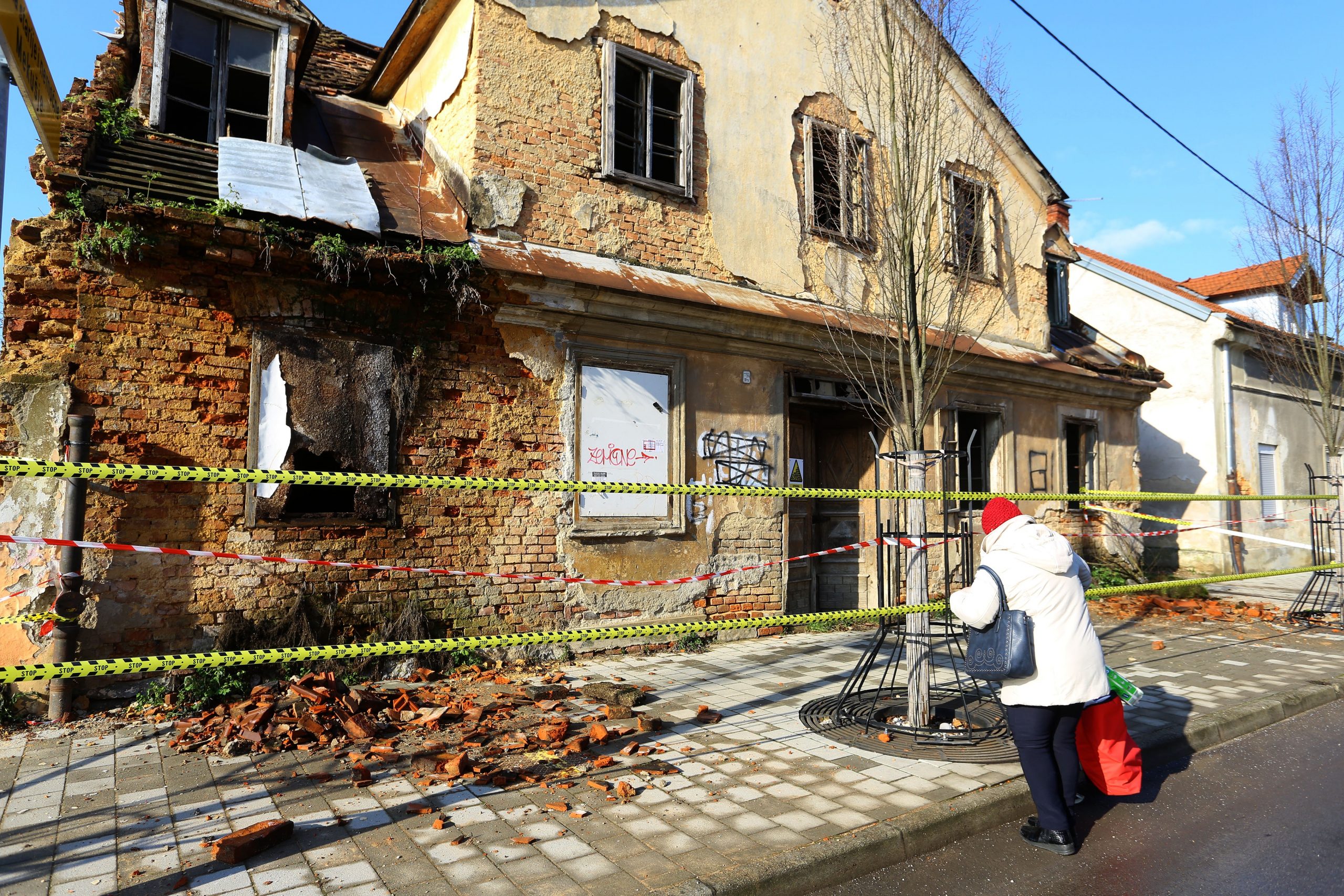 26.01.2021., Karlovac -U sredistu Karlovca sve je vise rusevnih objekata opasnih za prolaznike koje su dodatno ostecene nakon potresa. Sa brojnih starih zgrada otpadaju cigle, prijeti opasnost od urusavanja cijelog objekta ili krova pa su ogradene i oznacene kao neupotrebljive.
Photo: Kristina Stedul Fabac/PIXSELL