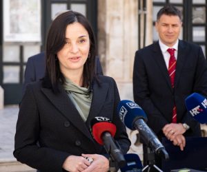 26.03.2021., Gradska vijecnica, Dubrovnik - Ministrica poljoprivrede Marija Vuckovic, uz prisustvo zupana Nikole Dobroslavica sa suradnicima,  urucila je danas u Dubrovniku ravnatelju Zupanijske lucke uprave Dubrovnik Zeljku Dadicu Odluku o dodjeli 37,1 milijuna kuna bespovratnih sredstava za  izgradnju ribarske luke u Sustjepanu.
Photo: Grgo Jelavic/PIXSELL