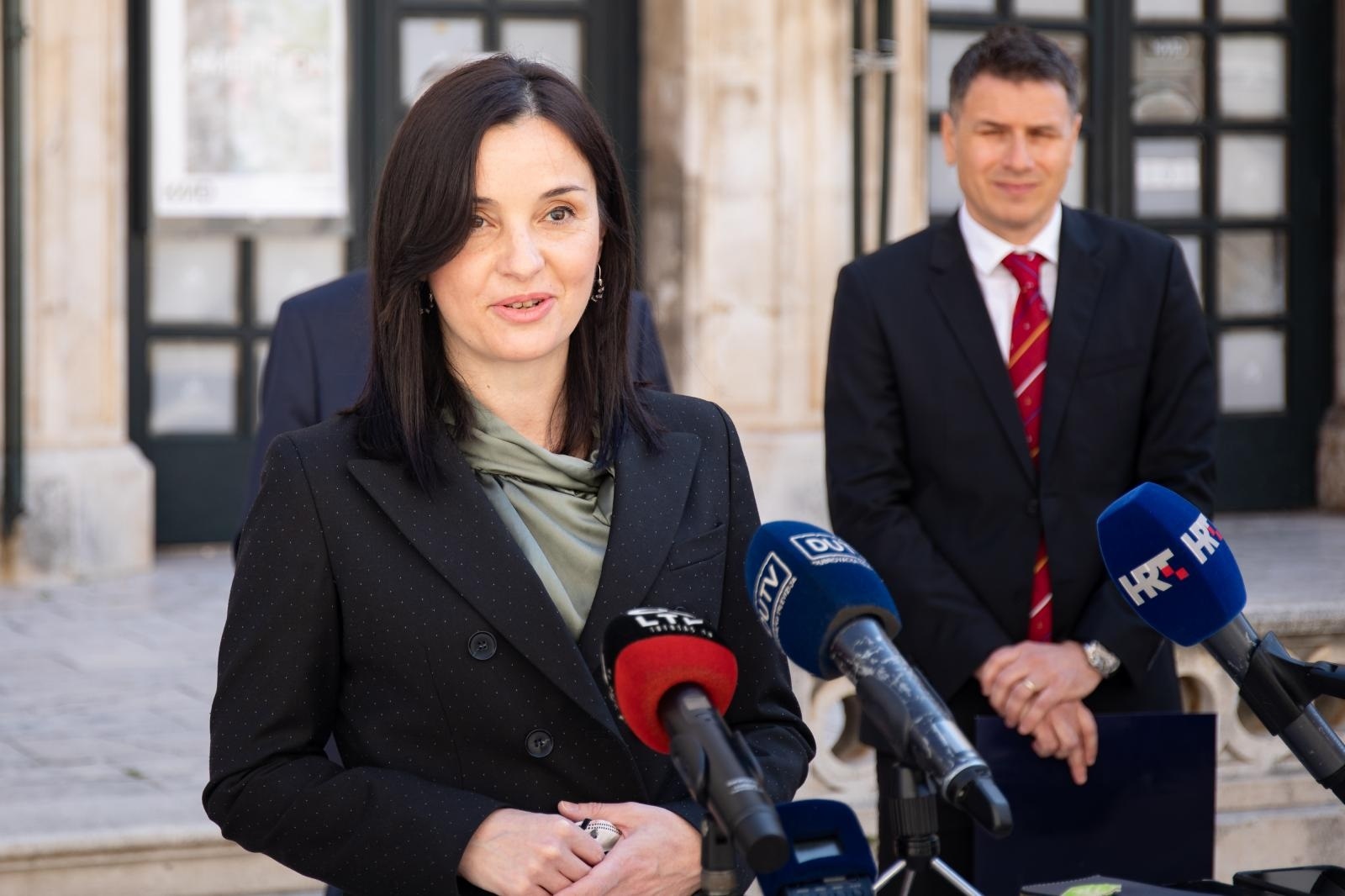 26.03.2021., Gradska vijecnica, Dubrovnik - Ministrica poljoprivrede Marija Vuckovic, uz prisustvo zupana Nikole Dobroslavica sa suradnicima,  urucila je danas u Dubrovniku ravnatelju Zupanijske lucke uprave Dubrovnik Zeljku Dadicu Odluku o dodjeli 37,1 milijuna kuna bespovratnih sredstava za  izgradnju ribarske luke u Sustjepanu.
Photo: Grgo Jelavic/PIXSELL