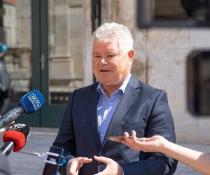 26.03.2021., Stradun, Dubrovnik - Kandidat za gradonacelnika na predstojecim lokalnim izborima Andro Vlahusic odrzao je performans i konferenciju za medije ispred zgrade Gradske uprave. Photo: Grgo Jelavic/PIXSELL