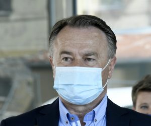 26.03.2021.,Sisak - Sisacko-moslavacki zupan Ivo Zinic u pratnji ravnatelja bolnice dr.Tomislava Dujmenoivica u novoj zgradi „Sredisnjeg paviljona“ Opce bolnice „Dr. Ivo Pedisic“ Sisku obisao je Odjel za hemodijalizu, prvi
bolnicki odjel koji je preseljen u novu zgradu.Ivo Zinic.
Photo: Nikola Cutuk/PIXSELL