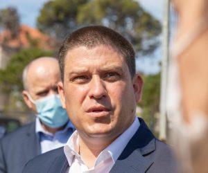 26.04.2021., Lapadska obala, Dubrovnik - Oleg Butkovic, ministar pomorstva, prometa i infrastrukture danas je u sklopu svog boravka u Dubrovacko – neretvanskoj Zupaniji posjetio gradiliste na Lapadskoj obali, projekt koji se financira iz fondova Europske unije i Republike Hrvatske.
Photo: Grgo Jelavic/PIXSELL