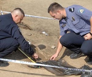 26.09.2013., Sisak - Prilikom arheoloskih istrazivackih radova koji se obavljaju u sklopu sanacije Zagrebacke ceste arheolozi tvrke "Pisa Trade" pronasli su ljudske ostatke za koje je utvrdjeno da poticu iz razdoblja Drugog svjetskog rata, a sav posao obavlja se pod nadzorom djelatnika Policijske uprave sisacko-moslavacke. 
Photo: Nikola Cutuk/PIXSELL