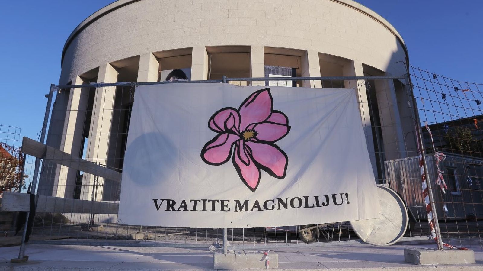 Zagreb: Održano 25. prosvjedno okupljanje "Vratite magnoliju" 26.09.2018., Zagreb - Na Trgu zrtava fasizma ispred doma HDLU odrzalo se 25. prosvjedno okupljanje "Vratite magnoliju". 
Photo: Tomislav Miletic/PIXSELL