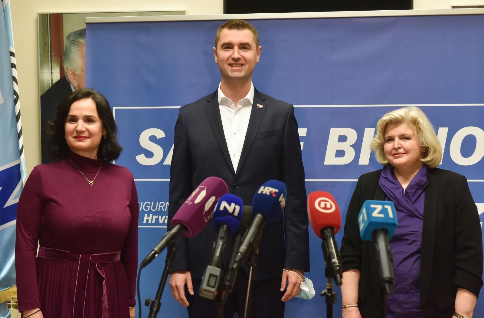27.04.2021.,Zagreb - HDZ-ov kandidat za gradonacelnika Grada Zagreba Davor Filipovic na konferenciji za medije predstavio je kandidatkinje za svoje zamjenice Mirjanu Kujundzic Tiljak i Ivu Hraste Soco. Photo: Davorin Visnjic/PIXSELL