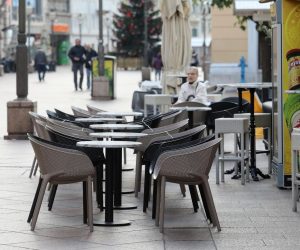 28.11.2020., Rijeka - Prazne terase zatvorenih ugostiteljskih objekata u centru grada. 
Photo: Goran Kovacic/PIXSELL