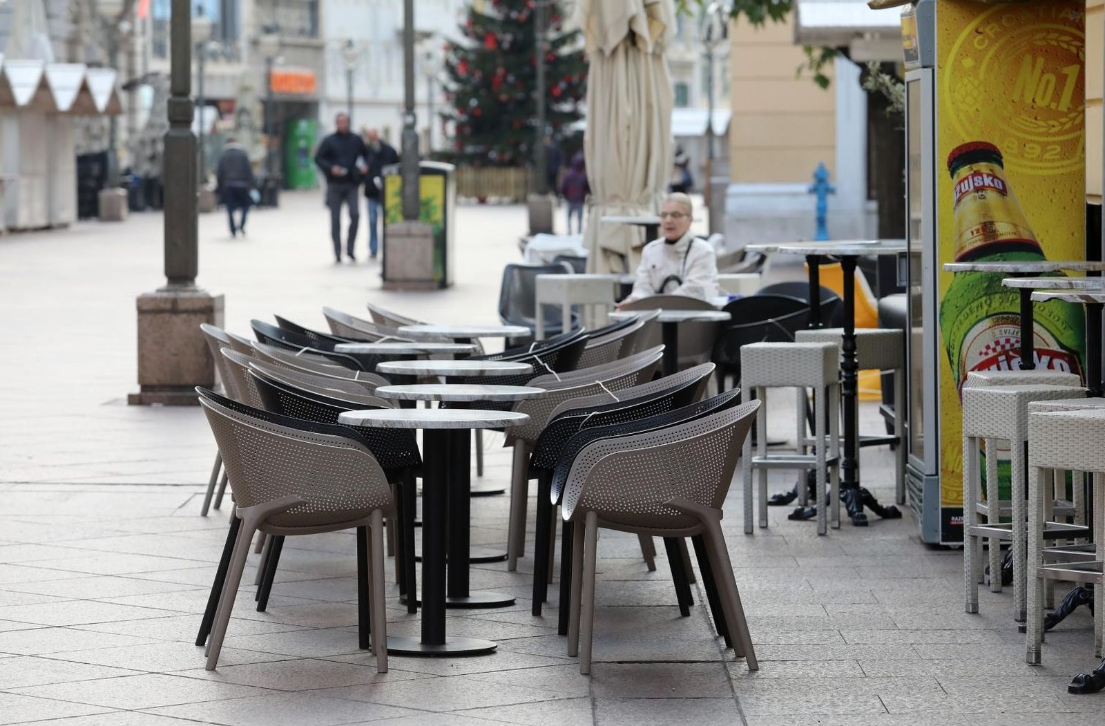 28.11.2020., Rijeka - Prazne terase zatvorenih ugostiteljskih objekata u centru grada. 
Photo: Goran Kovacic/PIXSELL