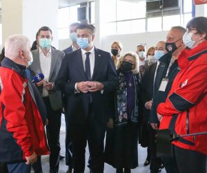 28.04.2021., Zagreb - Predsjednik Vlade Andrej Plenkovic obisao je paviljon na Zagrebackom velesajamu gdje se provodi masovno cijepljenje gradjana. Ravnatelj Zavoda za javno zdravstvo Zvonimir Sostar, predsjednik Vlade Andrej Plenkovic. Photo: Zeljko Lukunic/PIXSELL