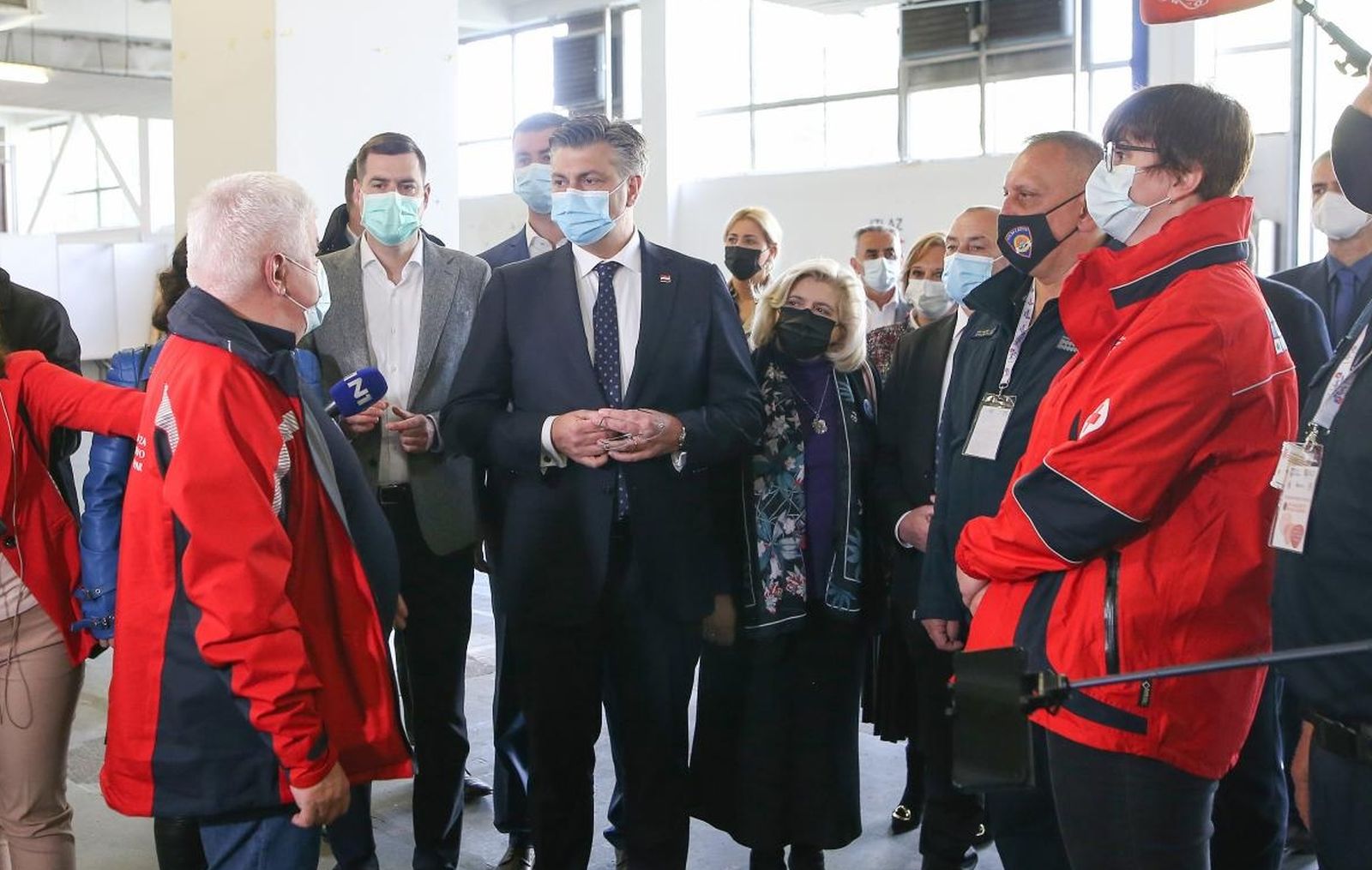 28.04.2021., Zagreb - Predsjednik Vlade Andrej Plenkovic obisao je paviljon na Zagrebackom velesajamu gdje se provodi masovno cijepljenje gradjana. Ravnatelj Zavoda za javno zdravstvo Zvonimir Sostar, predsjednik Vlade Andrej Plenkovic. Photo: Zeljko Lukunic/PIXSELL