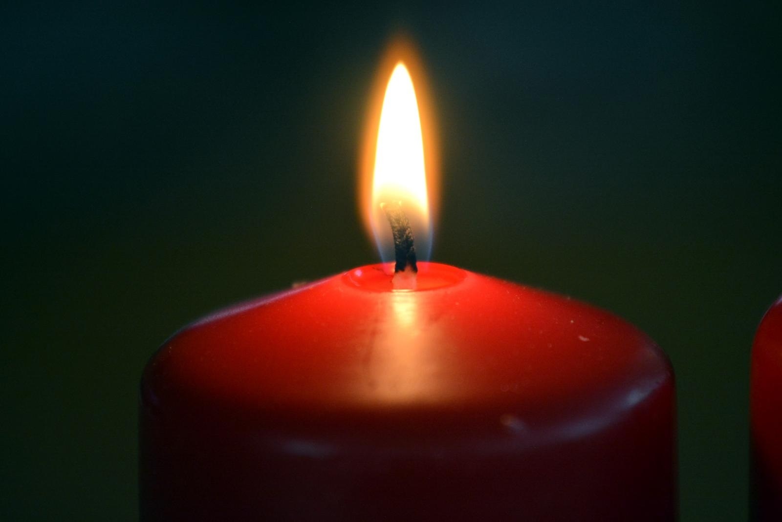 29.11.2015., Bjelovar, - Paljenje prve adventske svijece. Adventski je vijenac krug ili prsten od zimzelenog granja s cetiri svijece. Postavlja se na stol u vrijeme dosasca kao simbol iscekivanja Bozica. Svake nedjelje u dosascu pali se po jedna svijeca. Photo: Damir Spehar/PIXSELL