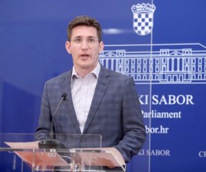 30.04.2021., Zagreb - Na konferenciji za medije kluba zastupnika Mosta odrzanoj u Saboru o temi: "Cije interese stiti veleposlanik Hidajet Biscevic?" govorilo je Zvonimir Troskot. Photo: Patrik Macek/PIXSELL