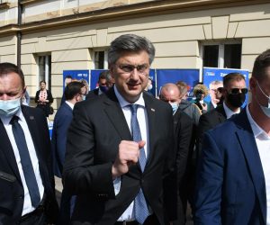 30.04.2021., Bjelovar - Predsjednik stranke Andrej Plenkovic dajuci im podrsku druzio se s kandidatima HDZ-a, Zoranom Biscanom kandidatom za gradonacelnika Bjelovara i  Markom Marusicem kandidatom za zupana BBZ.   
Photo:Damir Spehar/PIXSELL