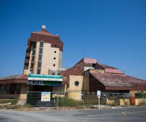 Vukovar: Dotrajali i napušteni hotel Dunav 30.08.2018., Vukovar - Dotrajali i napusteni hotel Dunav u centru Vukovara navodno bi se trebao srusiti do temelja,  
Photo: Davor Javorovic/PIXSELL