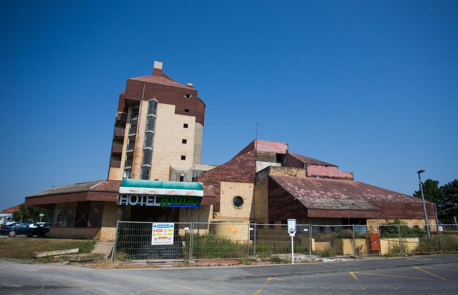Vukovar: Dotrajali i napušteni hotel Dunav 30.08.2018., Vukovar - Dotrajali i napusteni hotel Dunav u centru Vukovara navodno bi se trebao srusiti do temelja,  
Photo: Davor Javorovic/PIXSELL