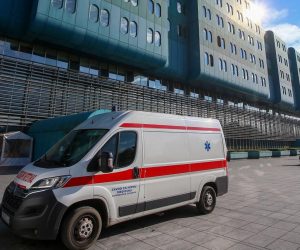 30.10.2020., Zagreb - Ispred KB Dubrava odrzava se prosvjed lijecnika i medicinskih sestara zbog cinjenice da su jedina covid bolnica u Hrvatskoj. Smatraju da je stanje neizdrzivo i da bi se teret trebao prerasporediti i na druge bolnice u Zagrebu
Photo: Matija Habljak/PIXSELL