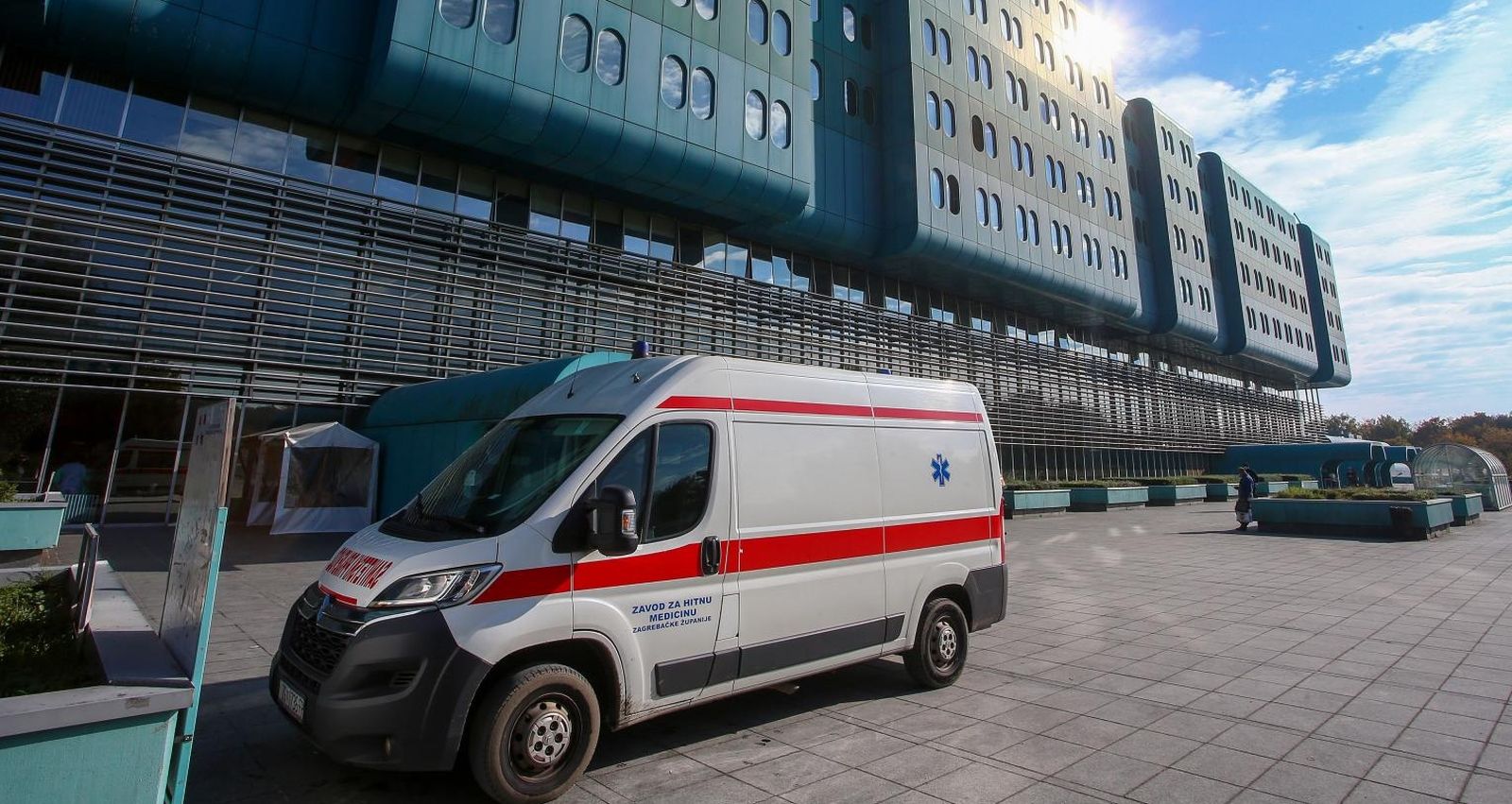 30.10.2020., Zagreb - Ispred KB Dubrava odrzava se prosvjed lijecnika i medicinskih sestara zbog cinjenice da su jedina covid bolnica u Hrvatskoj. Smatraju da je stanje neizdrzivo i da bi se teret trebao prerasporediti i na druge bolnice u Zagrebu
Photo: Matija Habljak/PIXSELL