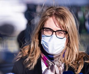 30.11.2020., Split - Epidemiolosko testiranje od danas se obavlja u splitskoj Trajektnoj luci na terminalu za kruzere. Na tom su mjestu dva odvojena punkta - jedan za osobe koje dolaze vozilom i koriste drive-in uslugu i drugi punkt za sve one koji dolaze na testiranje kao pjesaci.
Ravnateljica Nastavnog zavoda za javno zdravstvo Splitsko-dalmatinske zupanije Zeljka Karin
Photo: Milan Sabic/PIXSELL