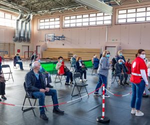 31.03.2021. Pula - Pocetak cijepljenja gradjana na novoj lokaciji u Puli. Cijepljenje za podrucje grada Pule obavljat se u sportskoj dvorani Talijanske osnovne i srednje skole.
Photo: Srecko Niketic/PIXSELL