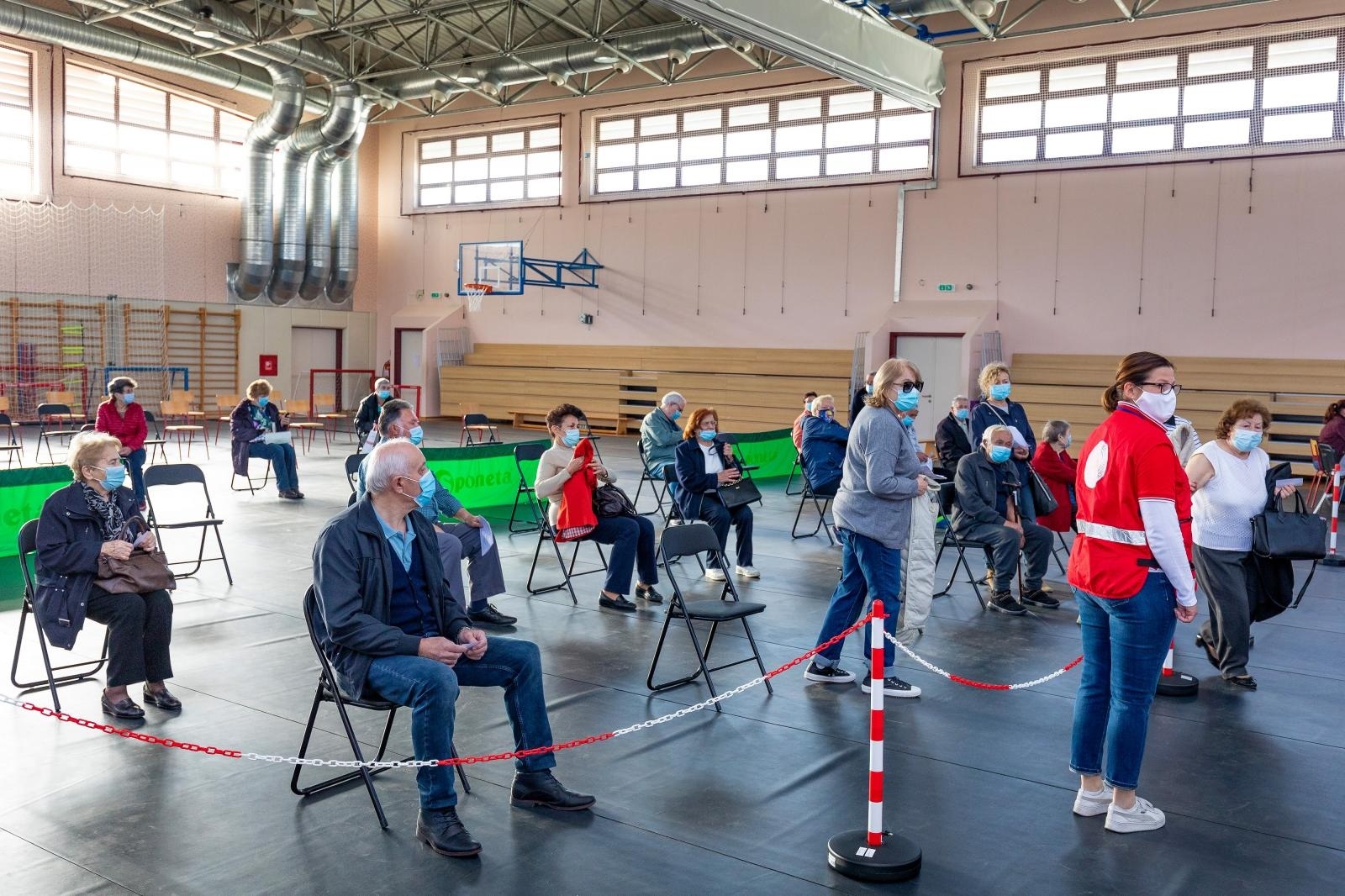 31.03.2021. Pula - Pocetak cijepljenja gradjana na novoj lokaciji u Puli. Cijepljenje za podrucje grada Pule obavljat se u sportskoj dvorani Talijanske osnovne i srednje skole.
Photo: Srecko Niketic/PIXSELL