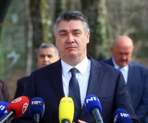 3.03.2021., Plitvicka jezera - U nazocnosti brojnih uzvanika, obitelji,  branitelja, ministara, predsjednika RH Zorana Milanovica i premijera Andreja Plenkovica obiljezena je 30.-ta obljetnica akcije Krvavi uskrs i pogibije prvog Hrvatskog redarstvenika Josipa Jovica. Obljetnica je obiljezena polaganjem vijenaca i paljenjem svijeca.
Photo: Kristina Stedul Fabac/Pixsell
