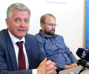 31.03.2021.,Sibenik-U uredu gradonacelnika Zeljka Burica potpisan je ugovor o gradnji broda za  edukativne i istrazivacke potrebe Hrvatskog centra koralja Zlarin.Ugovor su potpisali gradonacelnik Zeljko Buric i Luka Colnago, direktor tvrtke „Pakleni otoci“ d.o.o.
Photo: Dusko Jaramaz/PIXSELL