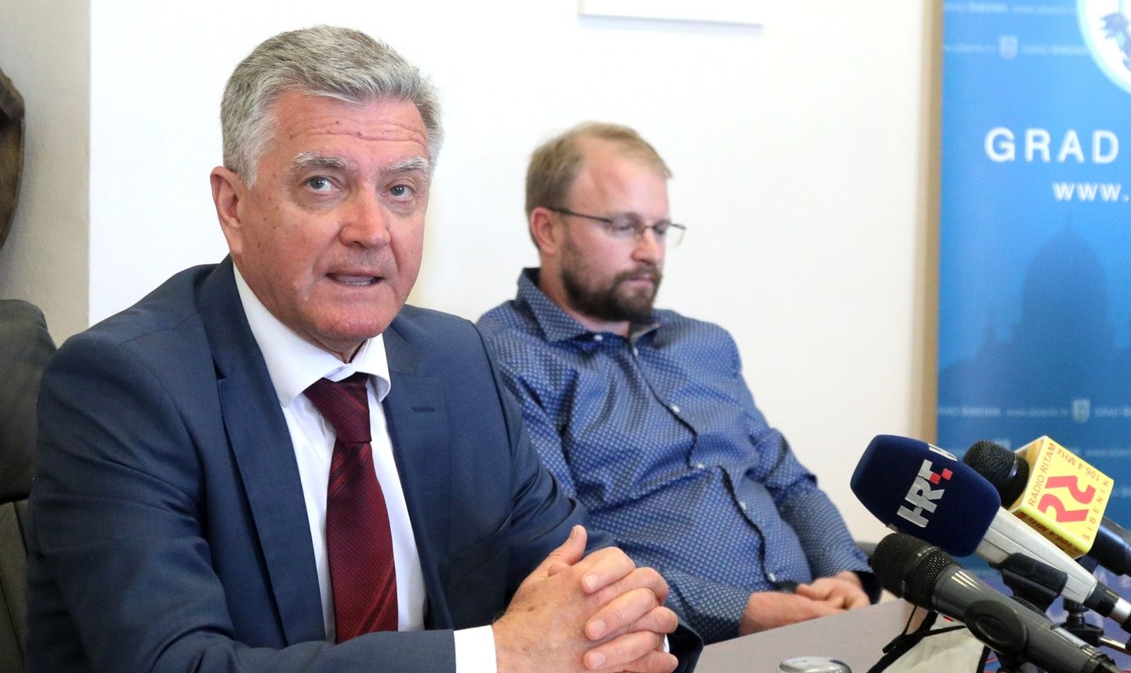 31.03.2021.,Sibenik-U uredu gradonacelnika Zeljka Burica potpisan je ugovor o gradnji broda za  edukativne i istrazivacke potrebe Hrvatskog centra koralja Zlarin.Ugovor su potpisali gradonacelnik Zeljko Buric i Luka Colnago, direktor tvrtke „Pakleni otoci“ d.o.o.
Photo: Dusko Jaramaz/PIXSELL