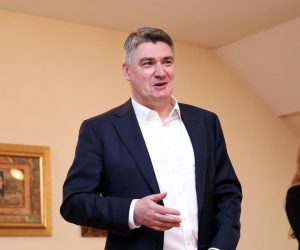 24.04.2021., Samobor - Predsjednik Republike Zoran Milanovic sudjelovao je na dodjeli nagrada najboljim proizvodjacma Samoborskih salama na tradicionalnoj 34. Samoborskoj salamijadi. Nakon dodjele nagrade prosetao je punim trgom i obisao standove. Photo: Emica Elvedji/PIXSELL