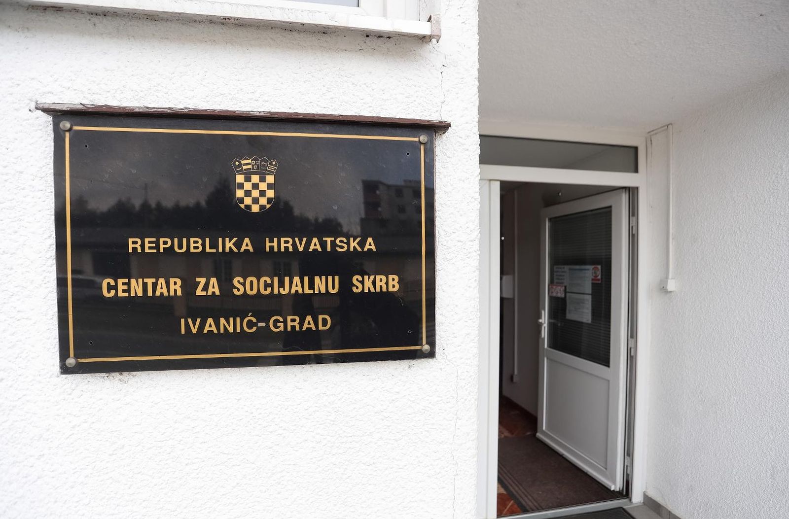 08.04.2021., Ivanic Grad - U centru za socijalnu skrb Ivanic Grad u kojem je nepoznata muska osoba nasrnula na zastitarku te unistio imovinu centra iz nepoznatih razloga. 
Photo: Luka Stanzl/PIXSELL