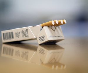 Zagreb, 04.06.2013 - Vlada je na dananjoj telefonskoj sjednici donijela Uredbu o visini troarine na cigarete, sitno rezani duhan i ostali duhan za puenje, priopæeno je iz vladine Sluba za odnose s javnoæu. Arhivska fotografija od 29.11.2013 prikazuje kutiju cigareta.
foto FaH/ Damir SENÈAR /ds
