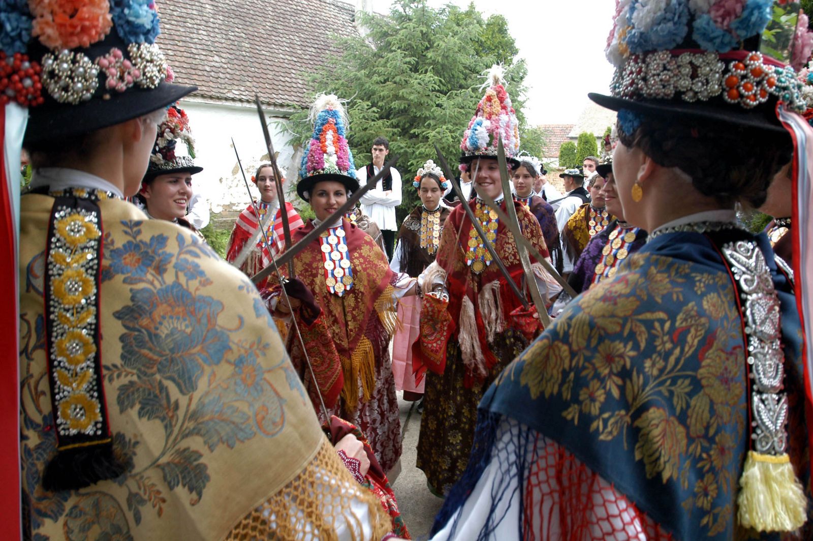 Gorjani, Ðakovo, 30.05. 2004 - U Gorjanima pokraj Ðakova blagdan Duhova i ove je godine obiljeen starim obièajem zvanim "Ljelje".
foto FaH