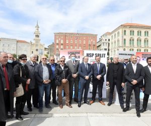 Split, 17.04.2021.  Ujedinjena desnica na konferenciji za novinare predstavila Marija Popovića za  kandidata  gradonačelnika Splita.                       foto HINA/ Mario STRMOTIC/ ms