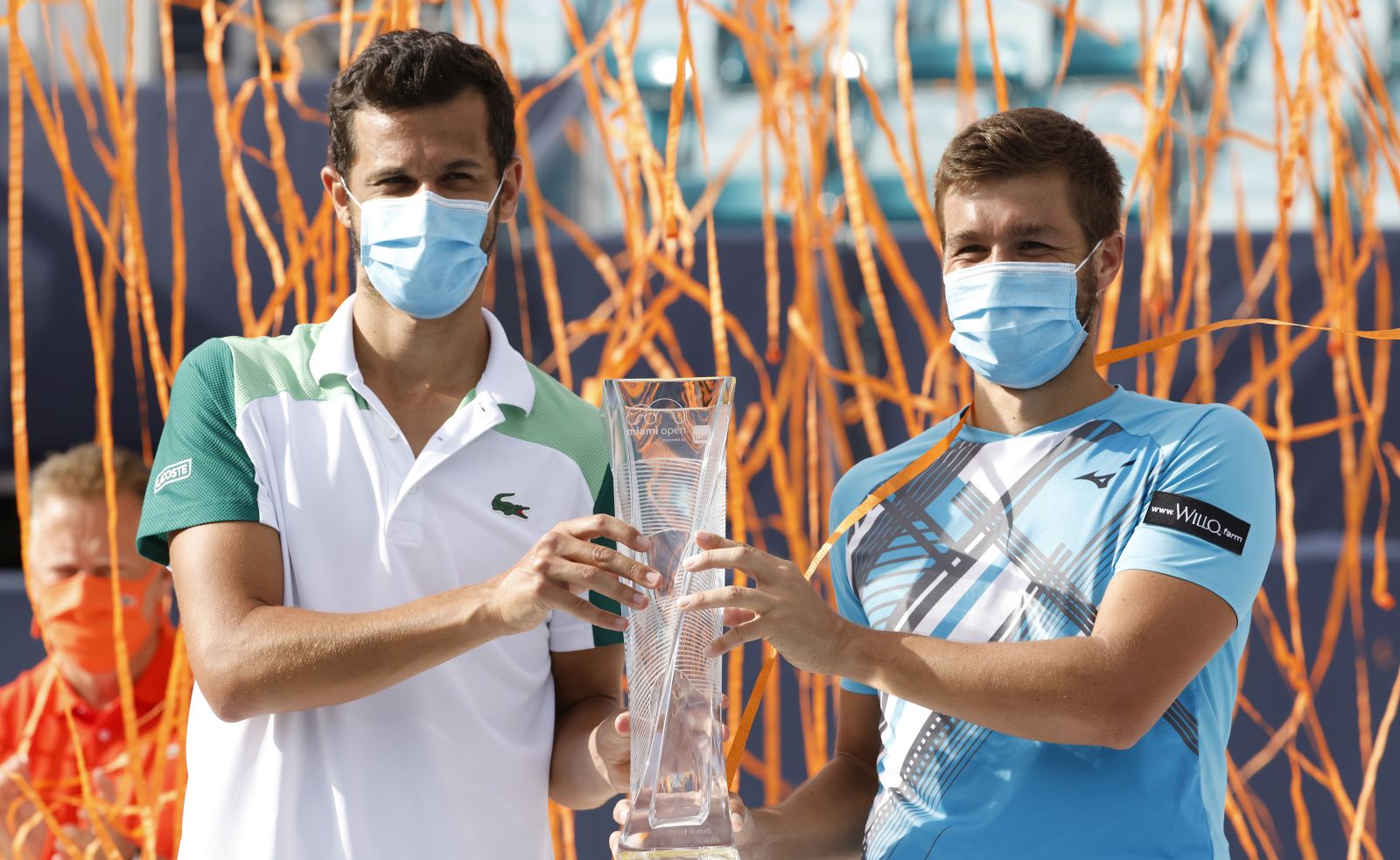 epa09114695 Nikola Mektic (R) and Mate Pavic (L) of Croatia hold their winner's trophy against Neal Skupski and Daniel Evans of Great Britain during their Men's Doubles Finals match at the Miami Open tennis tournament in Miami Gardens, Florida, USA, 03 April 2021.  EPA/RHONA WISE