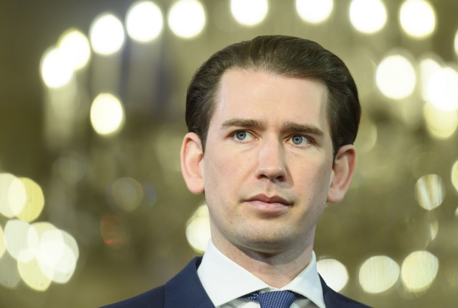 epa09145648 Austrian Chancellor Sebastian Kurz delivers a press conference during a government meeting at the Hofburg Palace in Vienna, Austria, 19 April 2021.  EPA/CHRISTIAN BRUNA