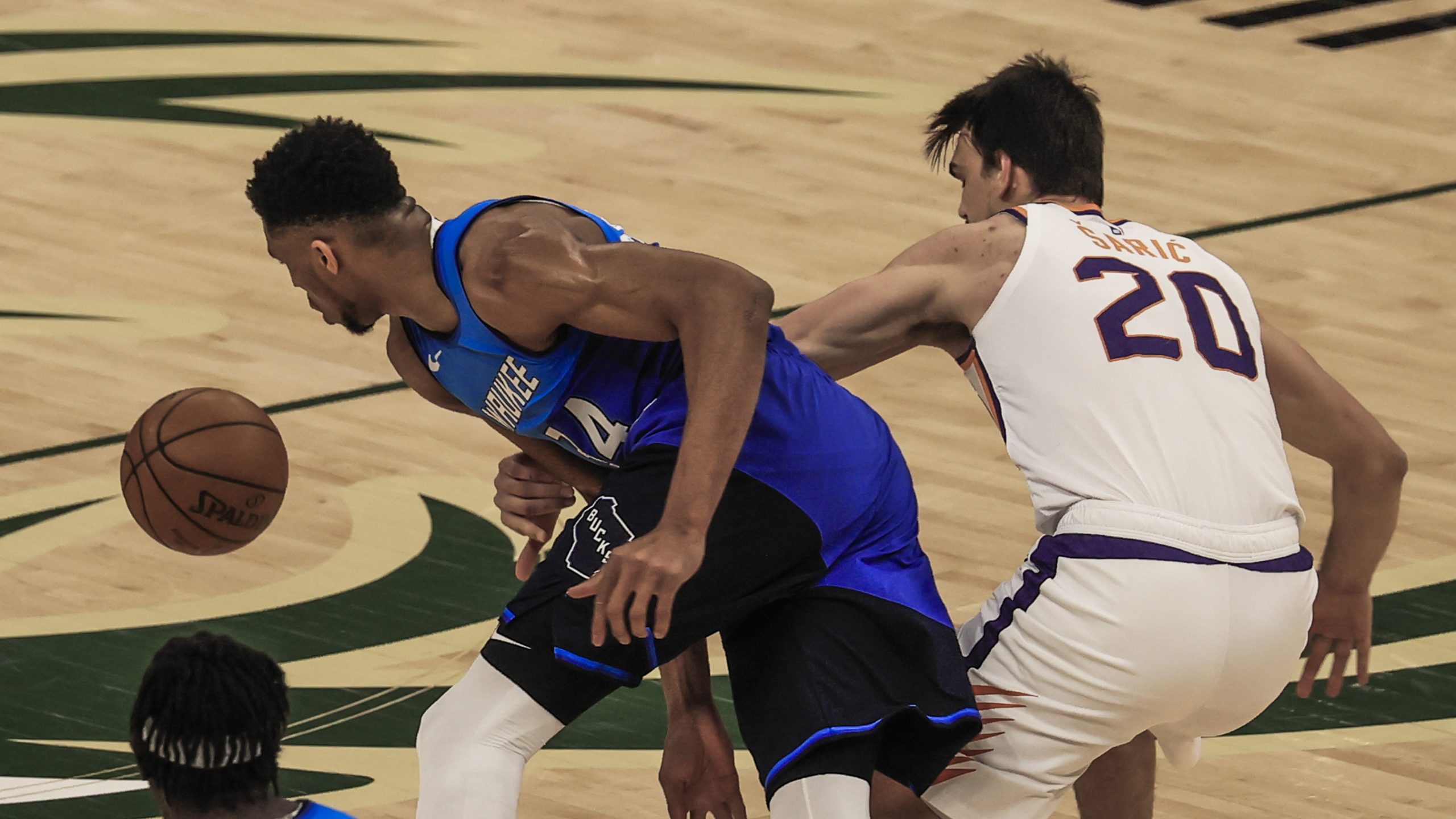 epa09146353 Milwaukee Bucks forward Giannis Antetokounmpo of Greece (L) steals the ball from Phoenix Suns forward Dario Saric of Croatia (R) during the NBA basketball game between the Phoenix Suns and the Milwaukee Bucks at Fiserv Forum in Milwaukee, Wisconsin, USA, 19 April 2021.  EPA/TANNEN MAURY SHUTTERSTOCK OUT