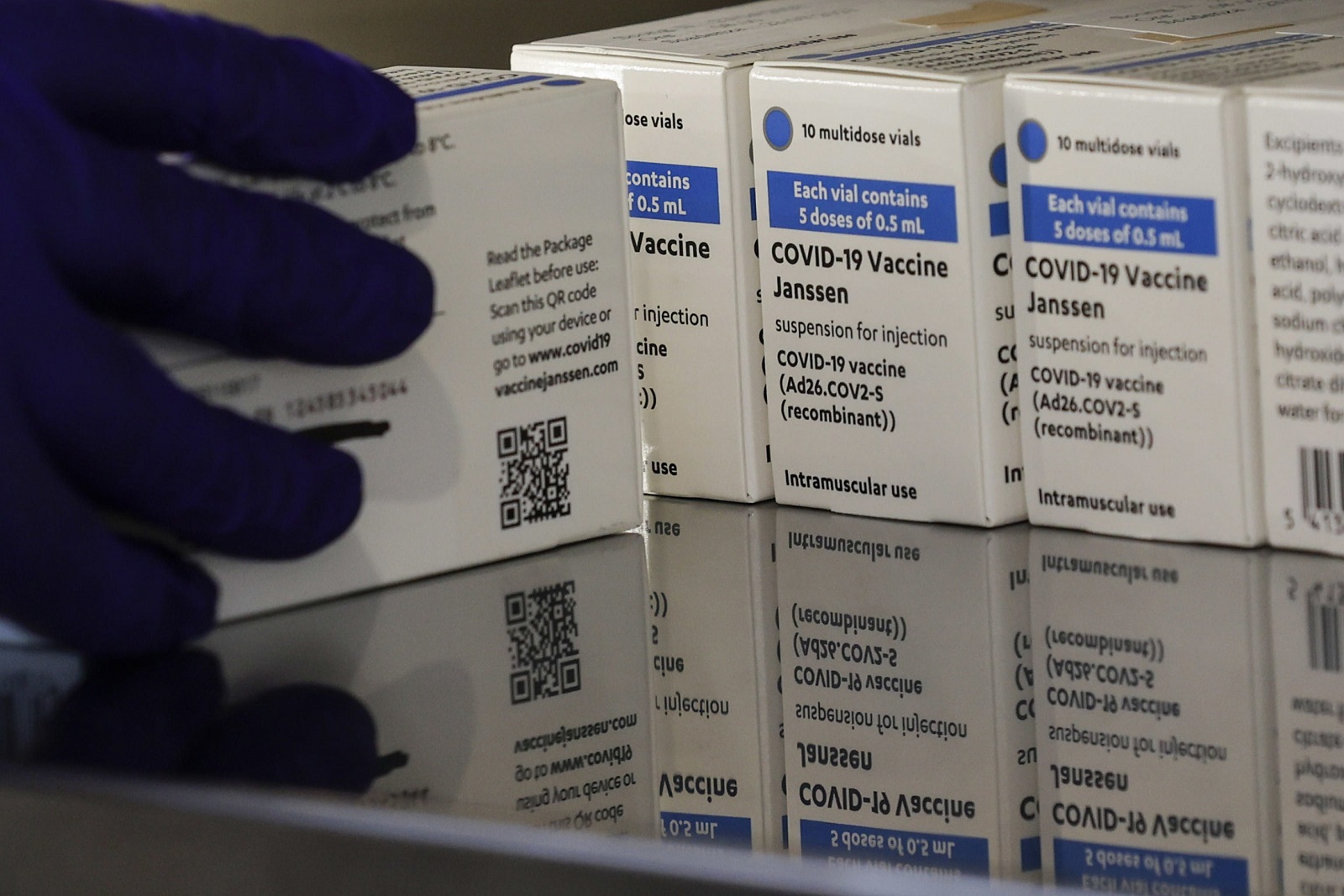 epa09156498 A Medical staff member prepare shots of Janssen (Pharmaceutical Companies of Johnson & Johnson) vaccine against Covid-19 at vaccination hub the 'Vela (sail) by Santiago Calatrava' in Tor Vergata discrict, in Rome, Italy, 24 April 2021.  EPA/GIUSEPPE LAMI