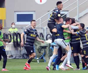 epa09158809 Inter players celebrate their 1-0 lead during the Italian Serie A soccer match between Inter Milan and Hellas Verona at Giuseppe Meazza stadium in Milan, Italy, 25 April 2021.  EPA/MATTEO BAZZI