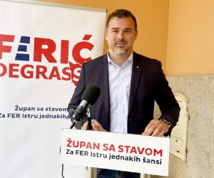 Bale, 27 04 2021. - Konferencija za medije SDP-ovog kandidata za istarskog župana Danijela Ferića. Na fotografiji Danijel Ferić.
foto HINA/ Daniel SPONZA/ ml