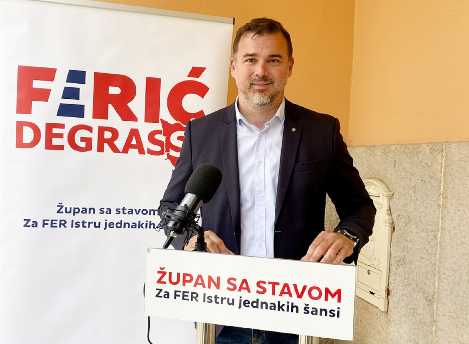 Bale, 27 04 2021. - Konferencija za medije SDP-ovog kandidata za istarskog župana Danijela Ferića. Na fotografiji Danijel Ferić.
foto HINA/ Daniel SPONZA/ ml