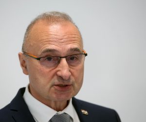 Petrinja, 27.4.2021 - Ministar vanjskih i europskih poslova Gordan Grlić Radman sastao se s predsjednikom Pokrajinske Vlade Autonomne pokrajine Vojvodine Igorom Mirovićem, povodom predaje donacije potresom pogođenoj Sisačko-moslavačkoj županiji. Na slici Gordan Grlić Radman daje izjavu za medije. 
Foto HINA/ Dario GRZELJ/ dag